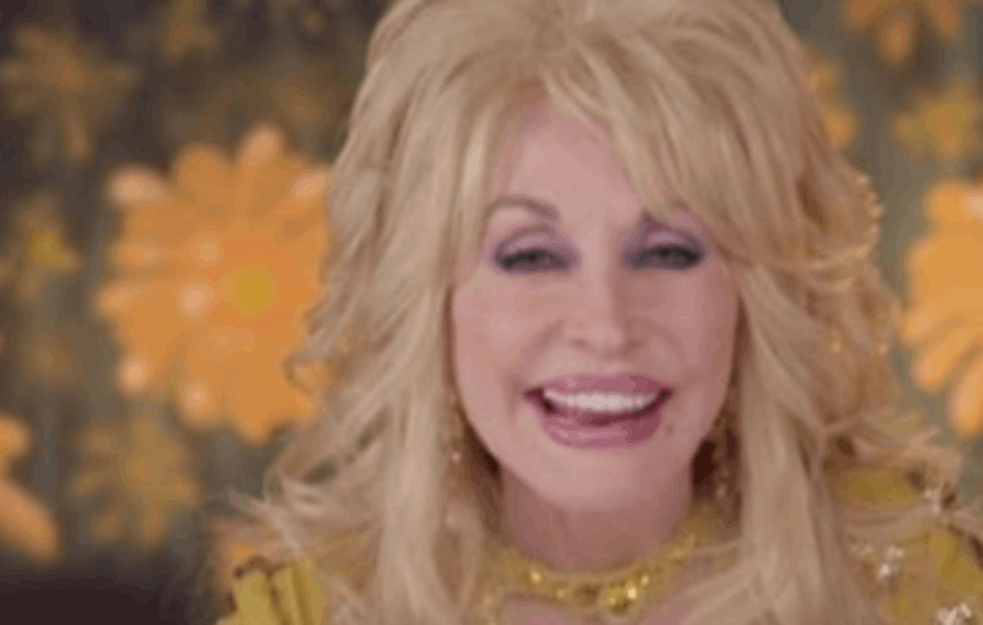 DOLI PARTON POSLE ČETIRI DECENIJE PONOVO PLEJBOJ ZEČICA: U 75 godini obukla famozni kostim a OVO JE RAZLOG! (VIDEO)